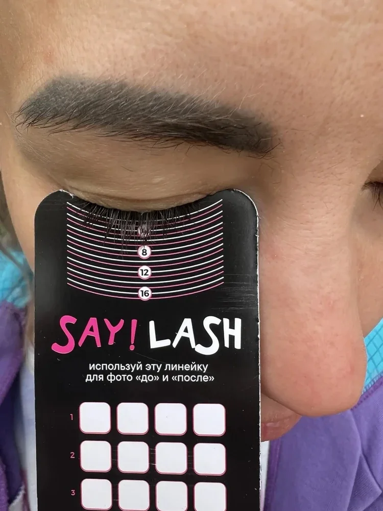 Линейка Say Lash приложена к глазу для замера длины ресниц